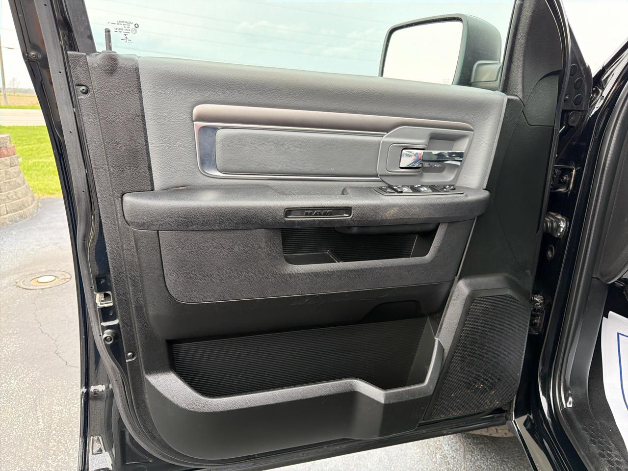 RAM 1500 Classic SLT 4x2 Crew Cab 5'7" Box 2022