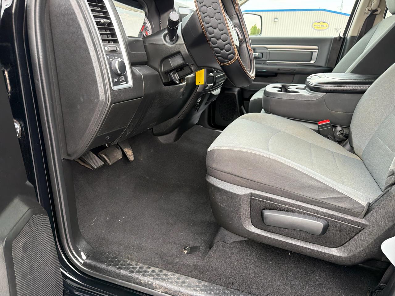 RAM 1500 Classic SLT 4x2 Crew Cab 5'7" Box 2022