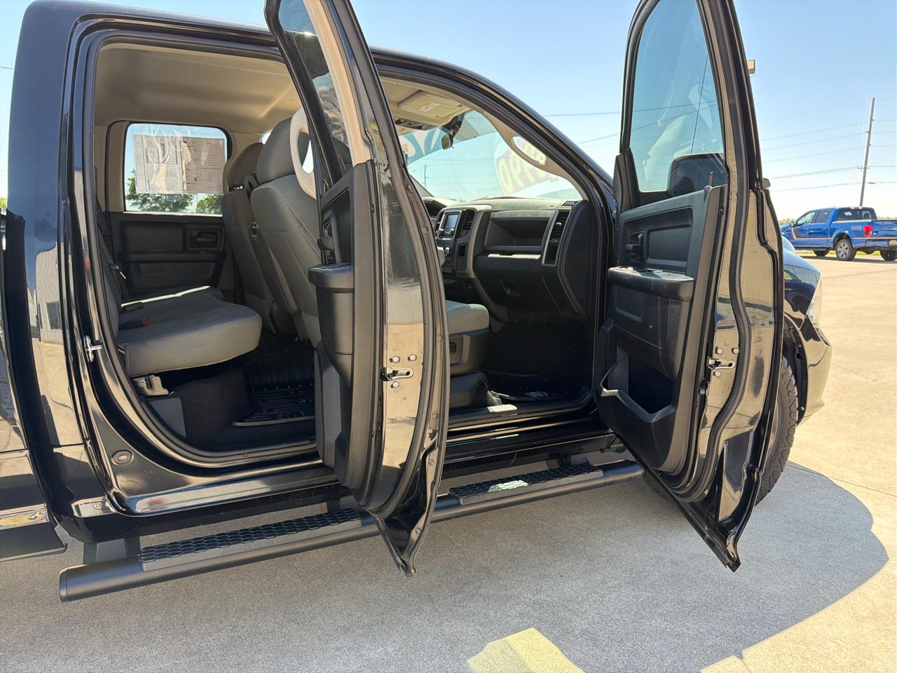 RAM 1500 Express 4x4 Quad Cab 6'4" Box 2017