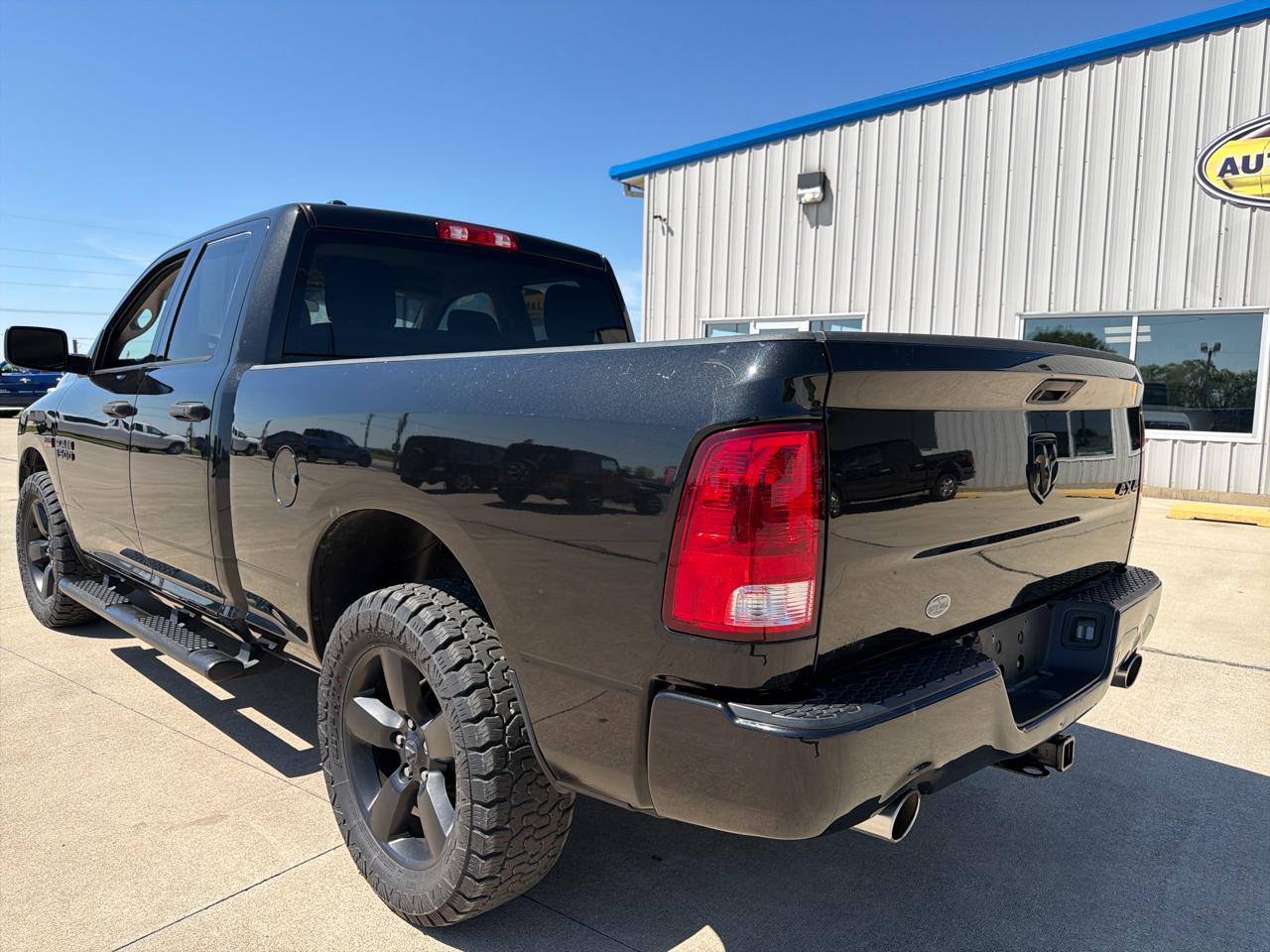 RAM 1500 Express 4x4 Quad Cab 6'4" Box 2017