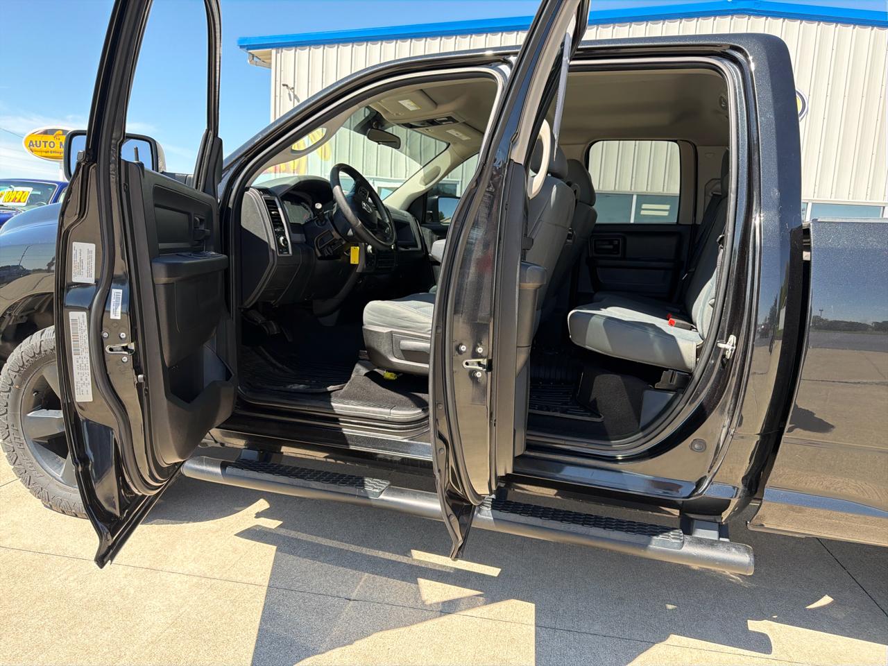 RAM 1500 Express 4x4 Quad Cab 6'4" Box 2017