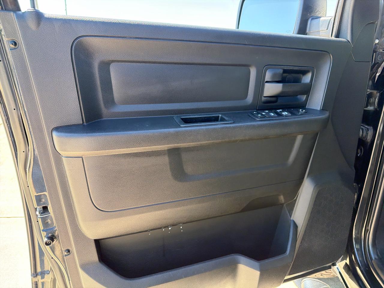 RAM 1500 Express 4x4 Quad Cab 6'4" Box 2017