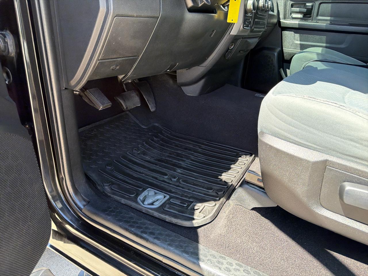 RAM 1500 Express 4x4 Quad Cab 6'4" Box 2017