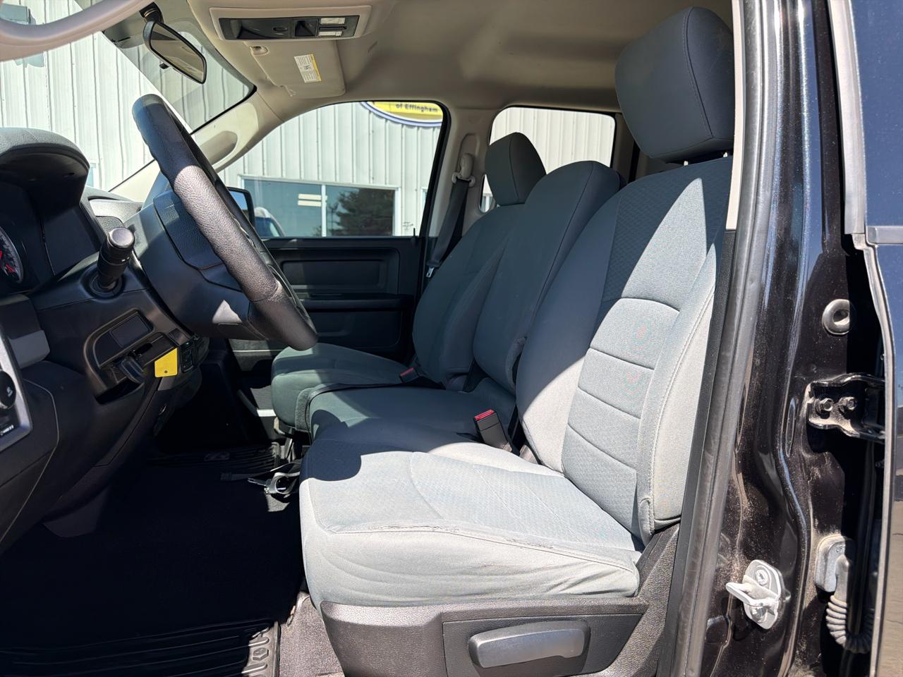 RAM 1500 Express 4x4 Quad Cab 6'4" Box 2017