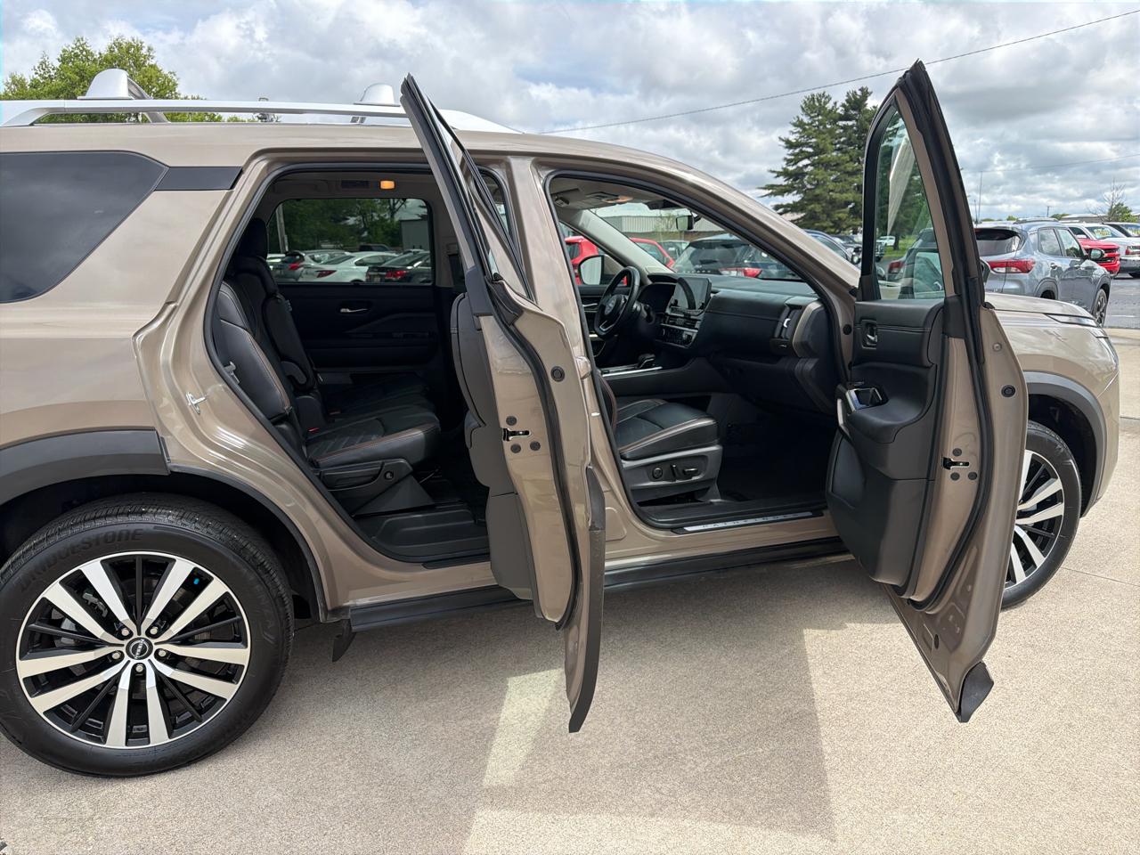 Nissan Pathfinder Platinum 4WD 2025