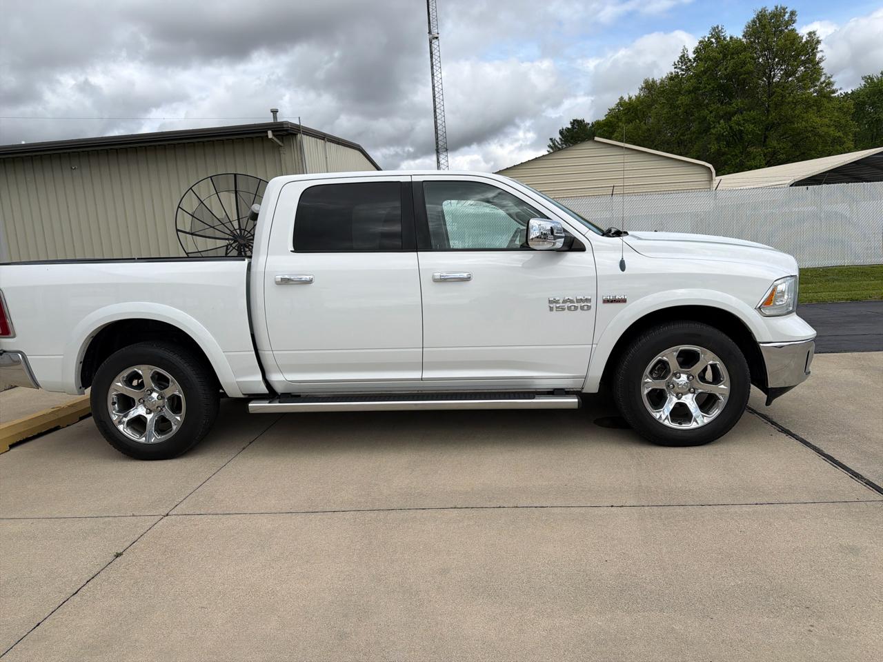 RAM 1500 4WD Crew Cab 140.5" Laramie 2013