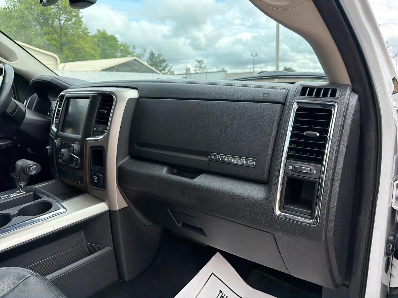 RAM 1500 4WD Crew Cab 140.5" Laramie 2013