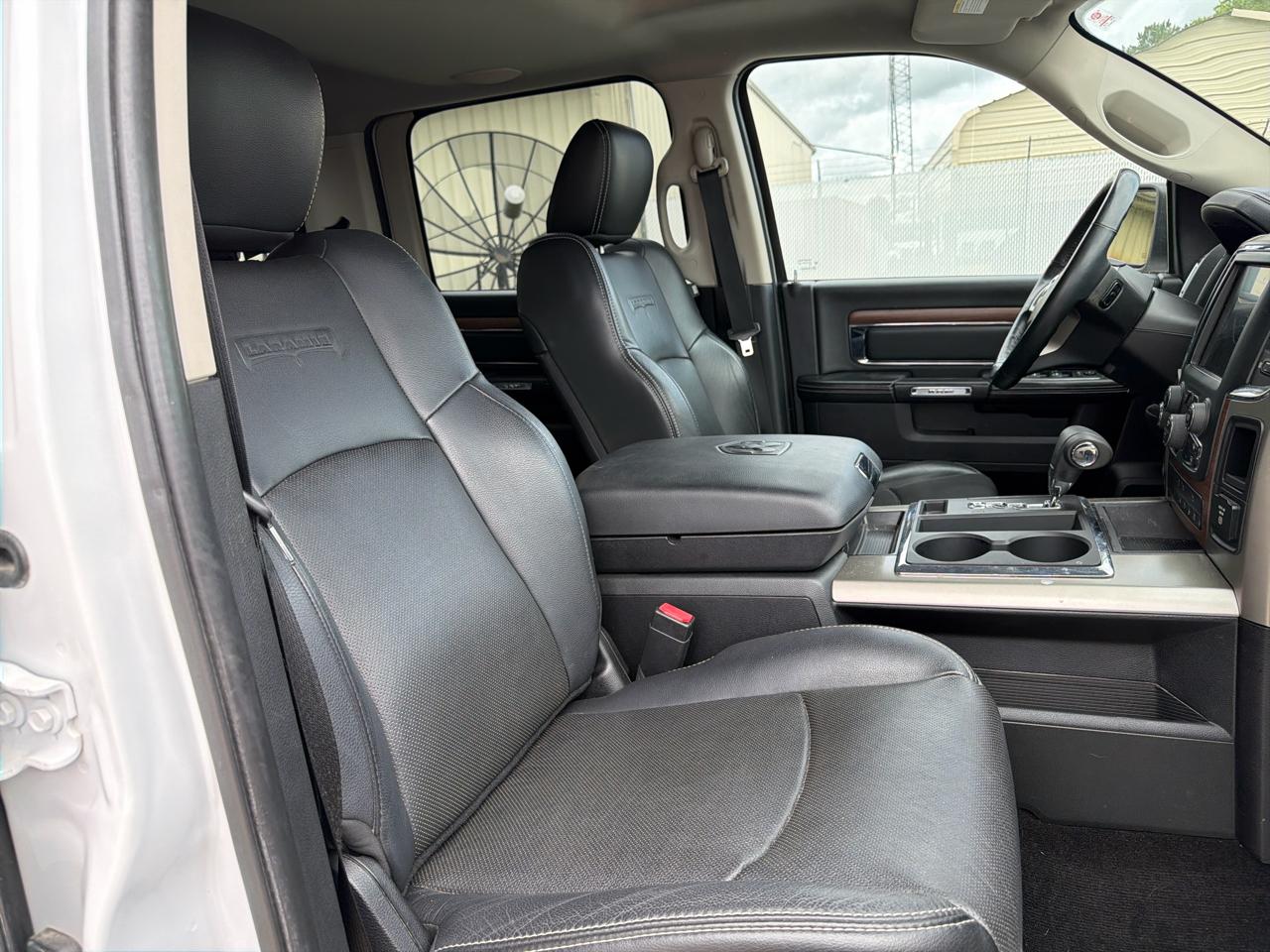 RAM 1500 4WD Crew Cab 140.5" Laramie 2013