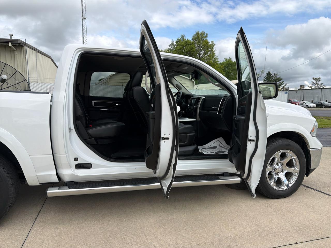 RAM 1500 4WD Crew Cab 140.5" Laramie 2013
