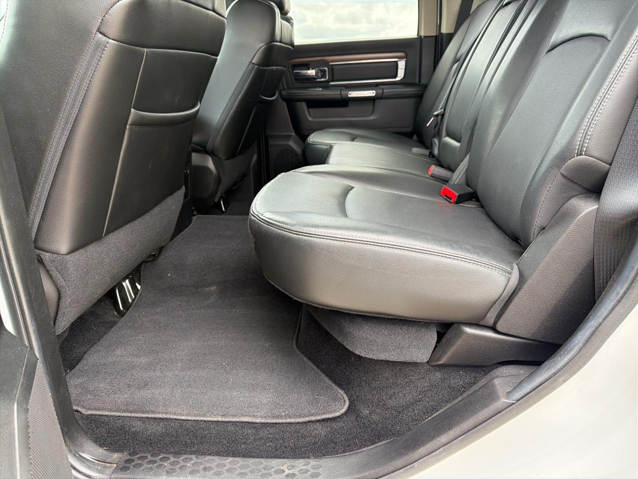 RAM 1500 4WD Crew Cab 140.5" Laramie 2013