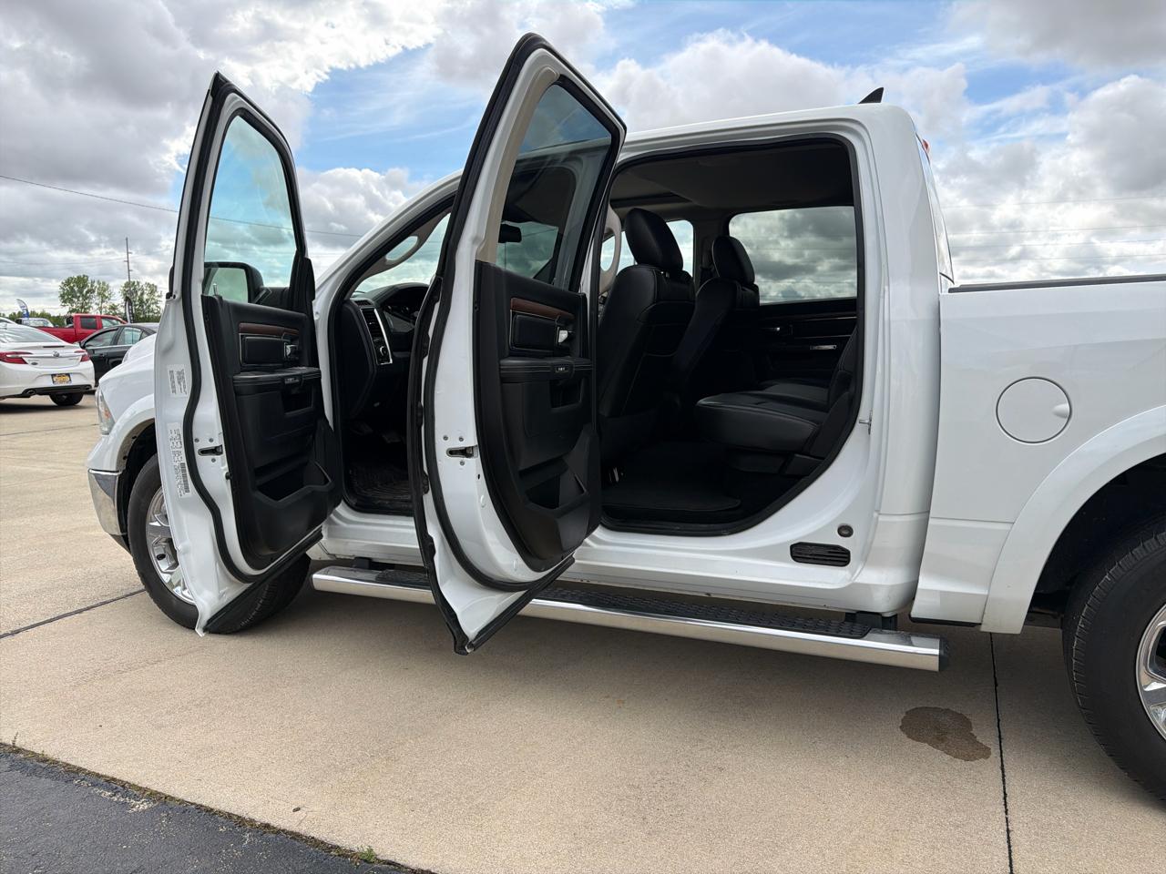 RAM 1500 4WD Crew Cab 140.5" Laramie 2013