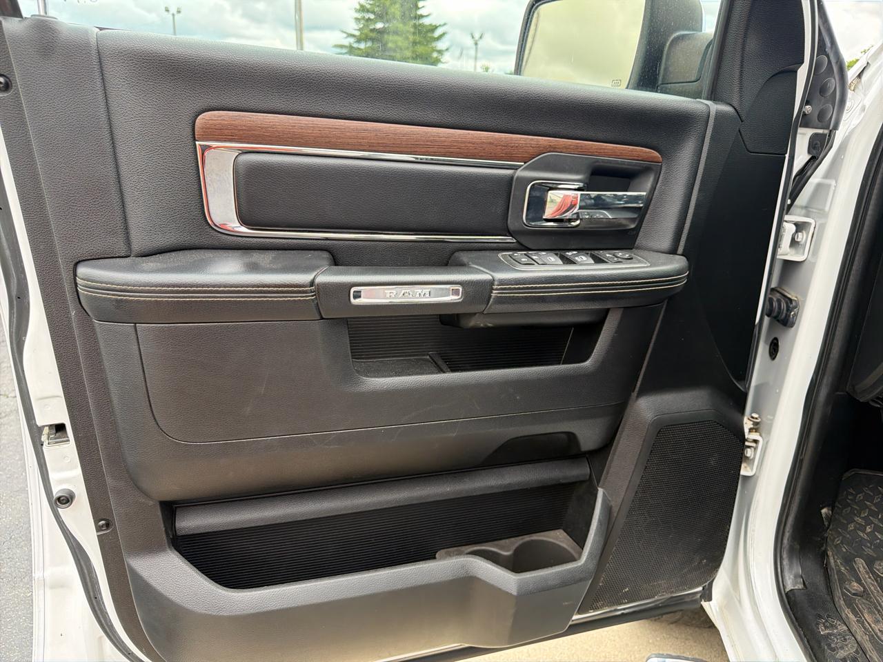 RAM 1500 4WD Crew Cab 140.5" Laramie 2013