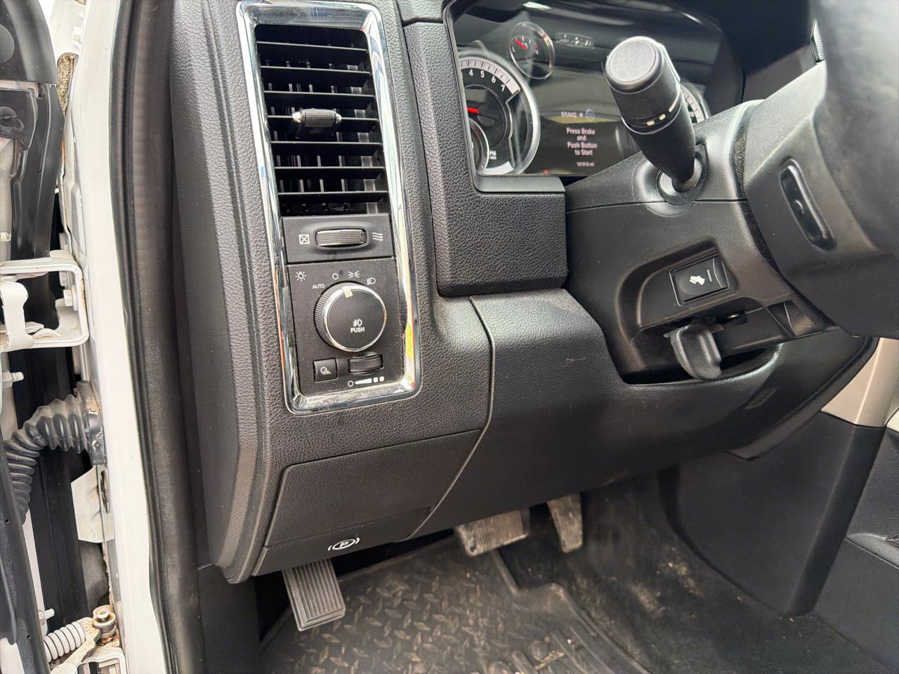 RAM 1500 4WD Crew Cab 140.5" Laramie 2013