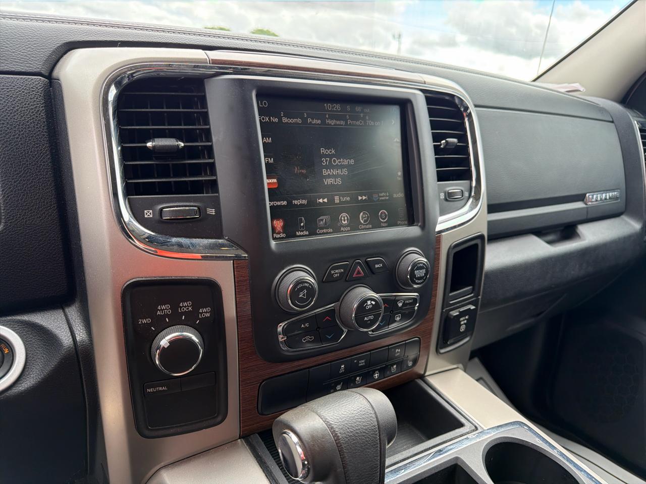 RAM 1500 4WD Crew Cab 140.5" Laramie 2013