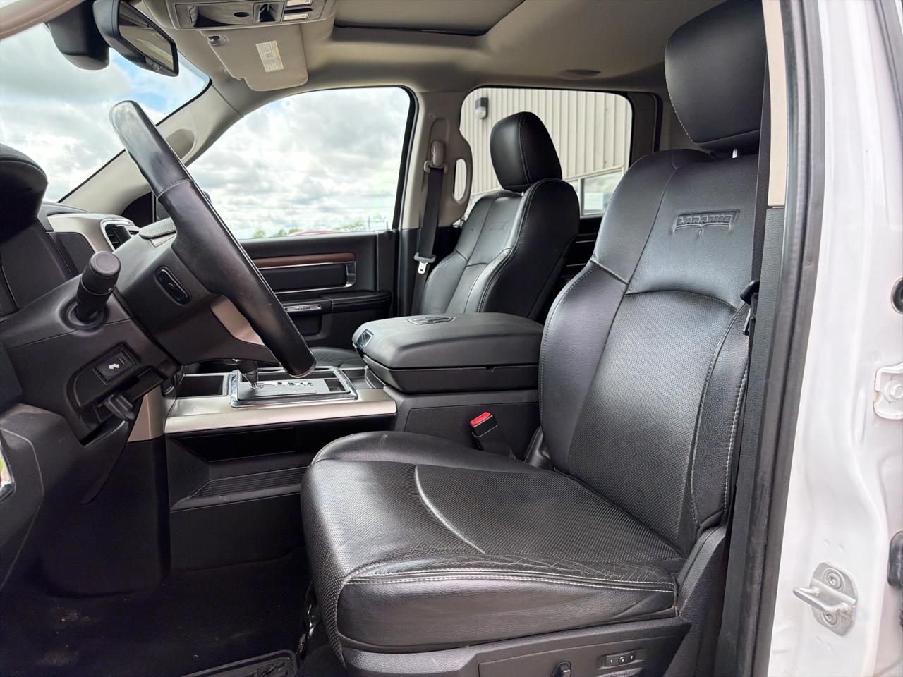 RAM 1500 4WD Crew Cab 140.5" Laramie 2013