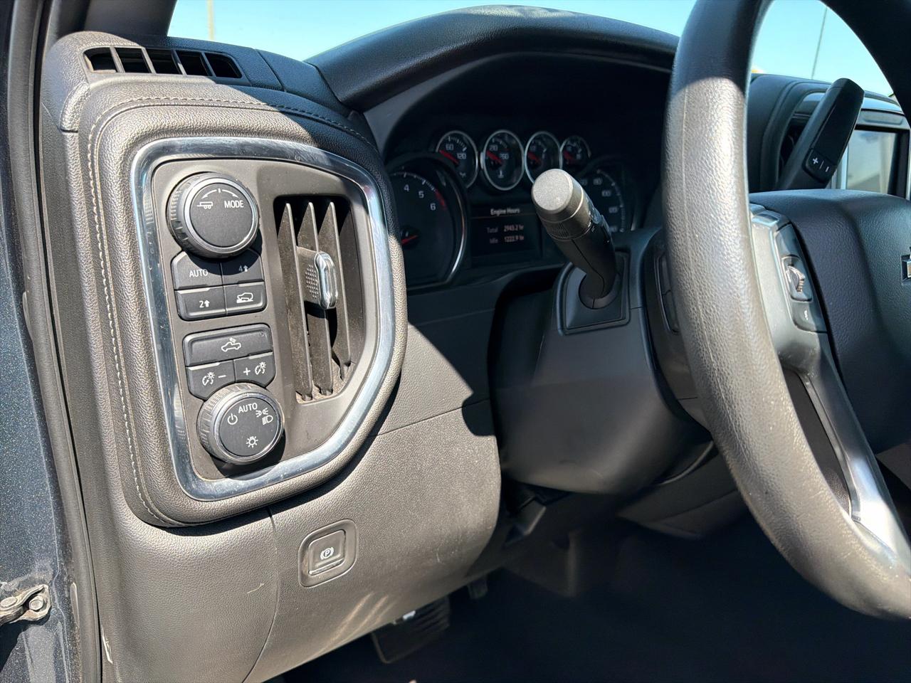 Chevrolet Silverado 1500 4WD Double Cab 147" LT 2020
