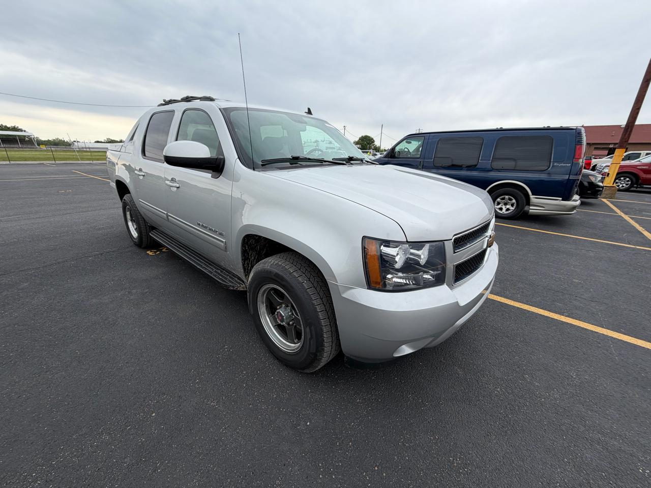 Chevrolet Avalanche 4WD Crew Cab LS 2011
