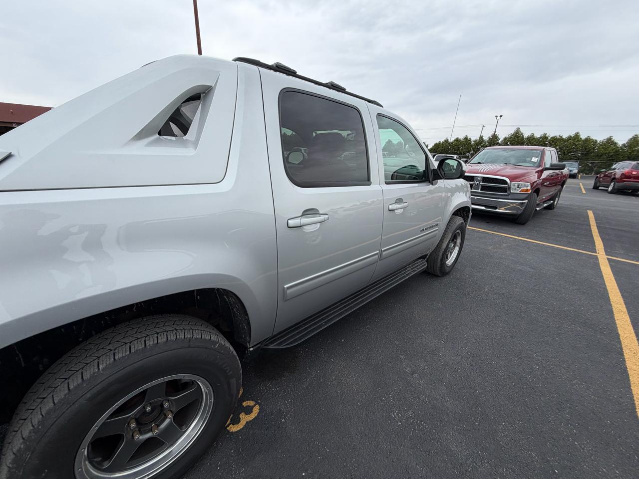 Chevrolet Avalanche 4WD Crew Cab LS 2011