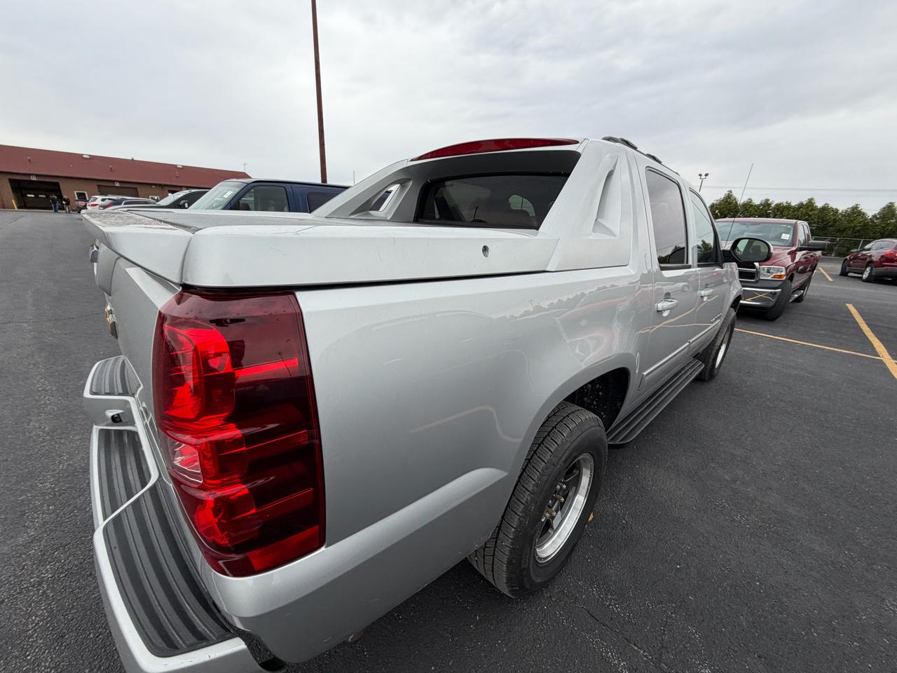 Chevrolet Avalanche 4WD Crew Cab LS 2011