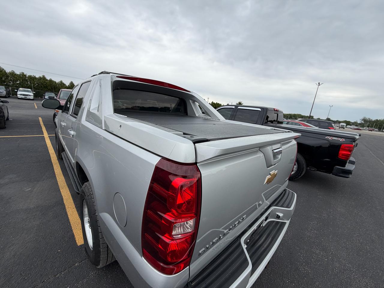 Chevrolet Avalanche 4WD Crew Cab LS 2011