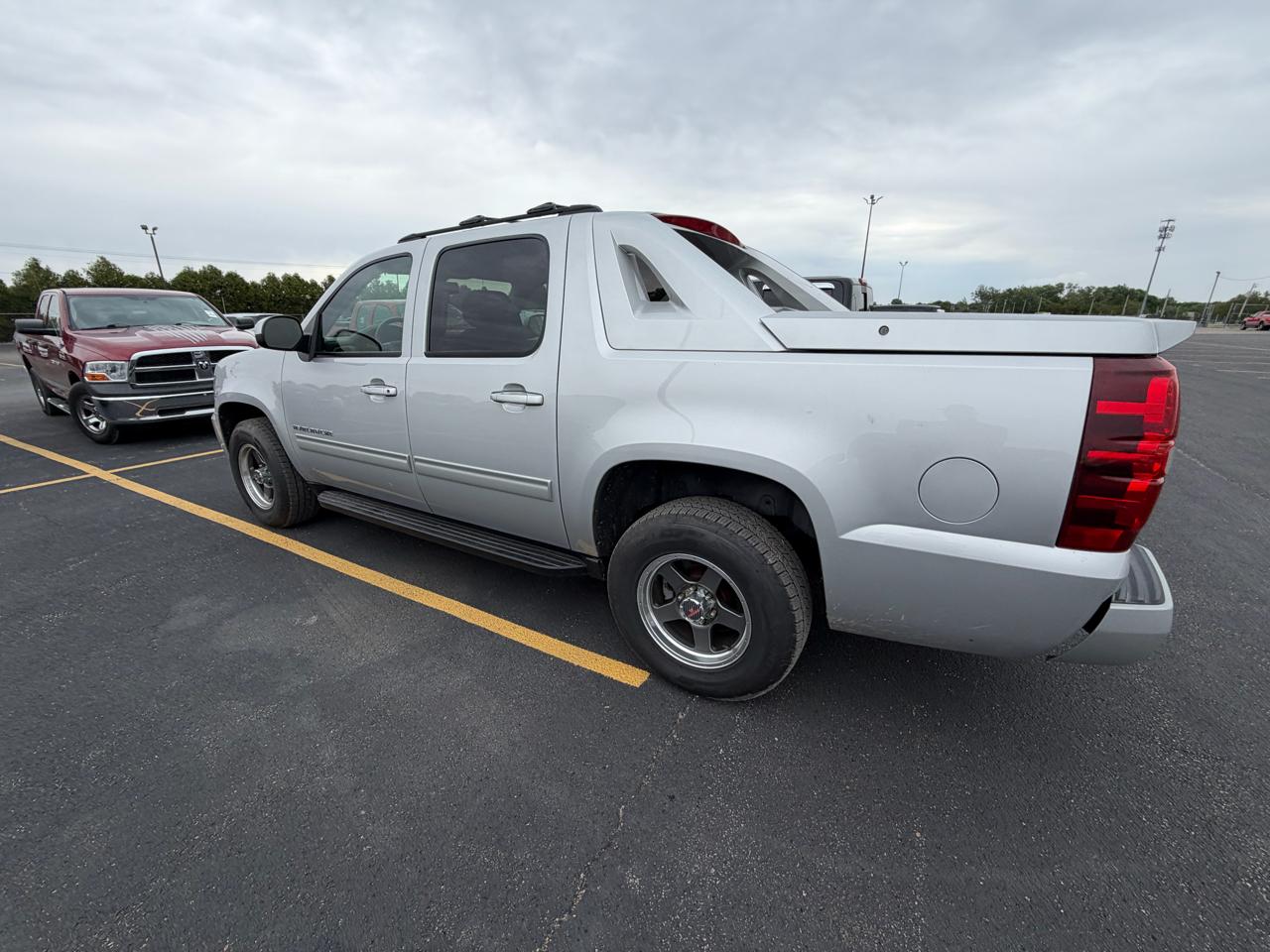 Chevrolet Avalanche 4WD Crew Cab LS 2011