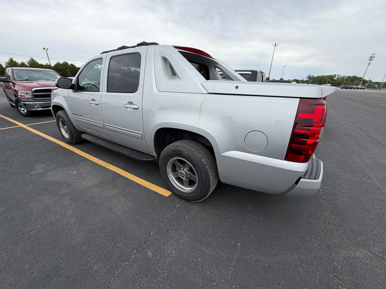 Chevrolet Avalanche 4WD Crew Cab LS 2011