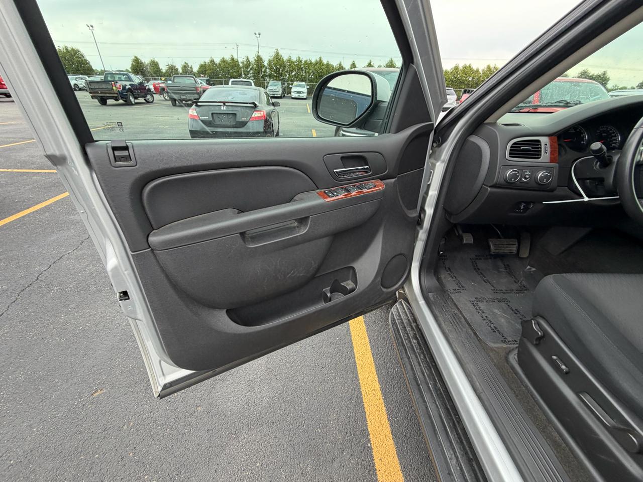 Chevrolet Avalanche 4WD Crew Cab LS 2011