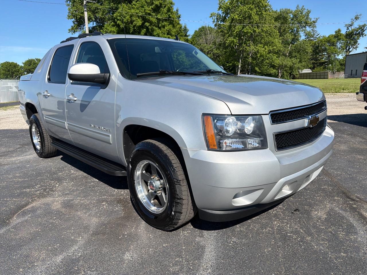 Chevrolet Avalanche 4WD Crew Cab LS 2011