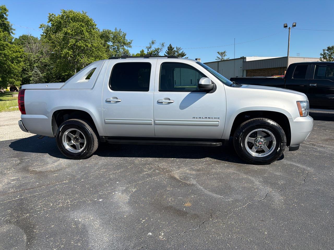 Chevrolet Avalanche 4WD Crew Cab LS 2011