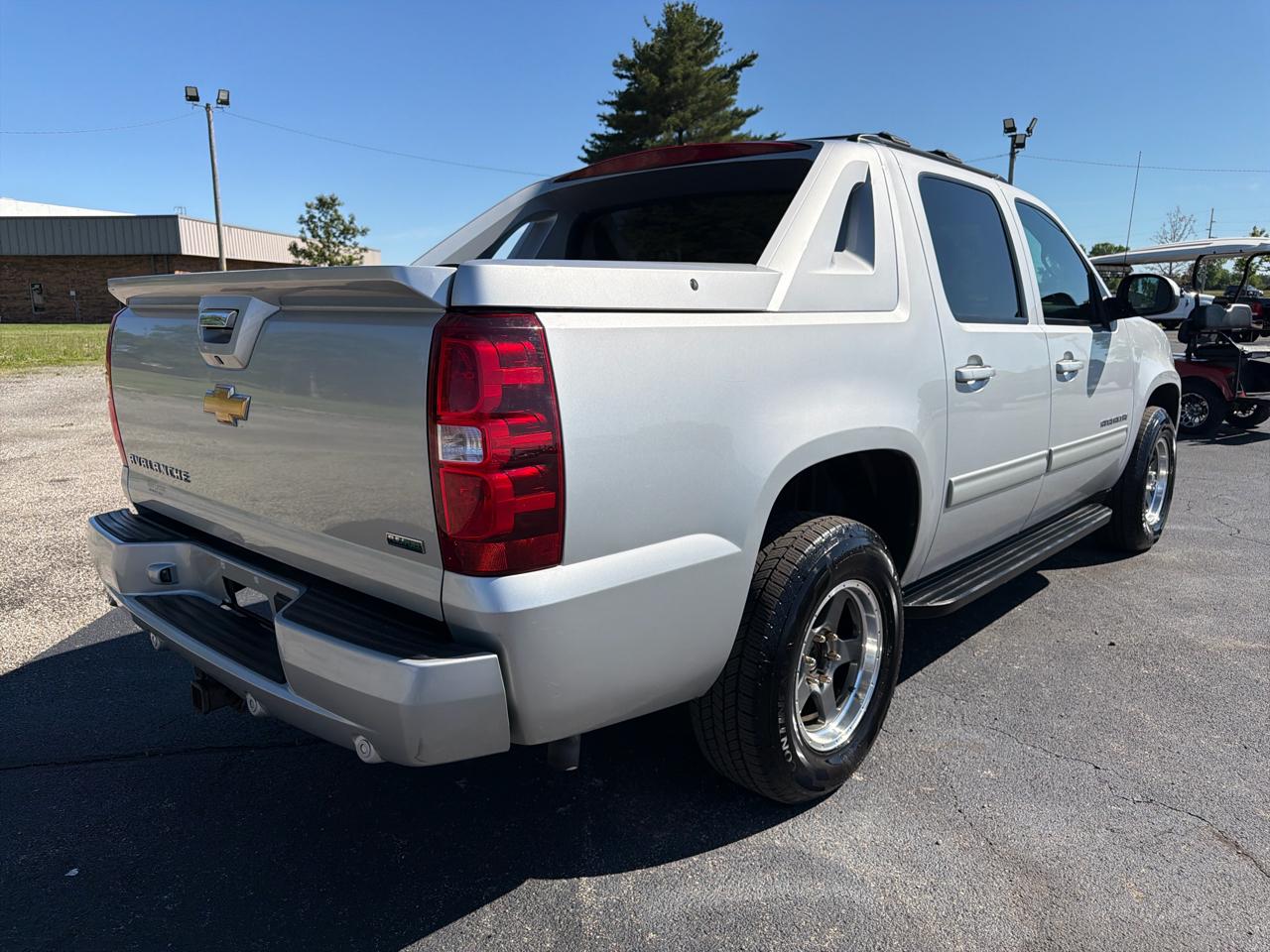 Chevrolet Avalanche 4WD Crew Cab LS 2011