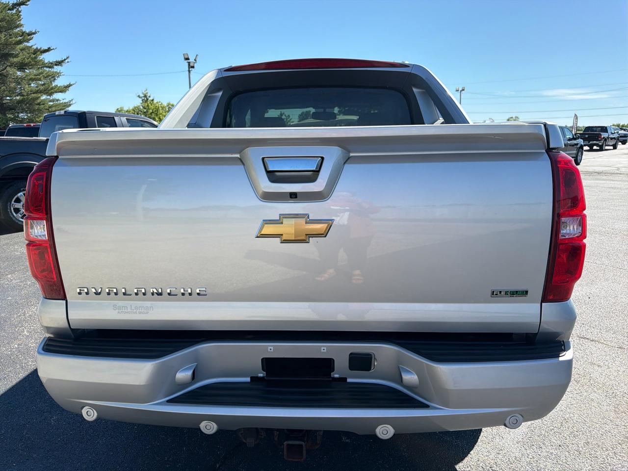 Chevrolet Avalanche 4WD Crew Cab LS 2011