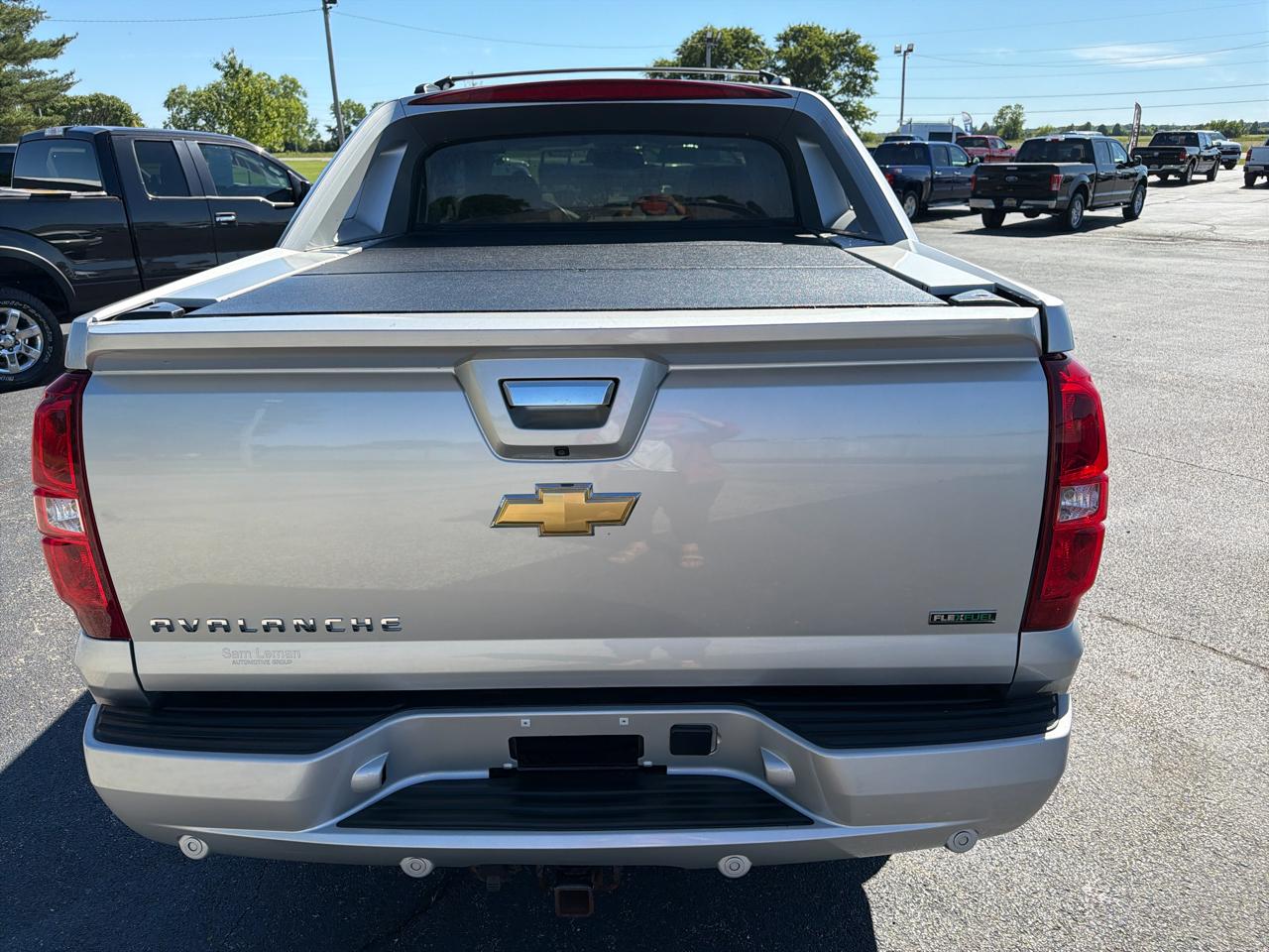 Chevrolet Avalanche 4WD Crew Cab LS 2011
