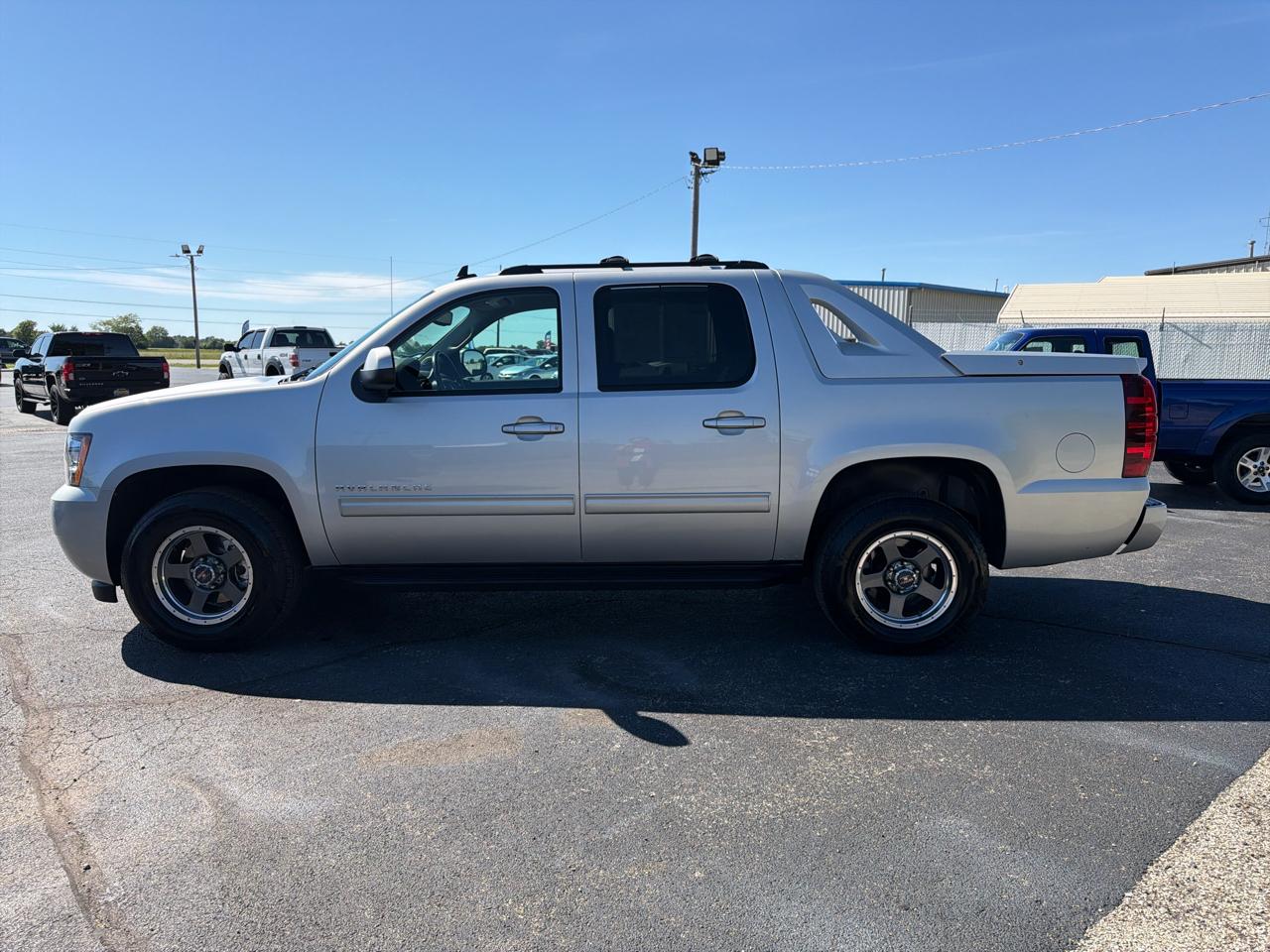 Chevrolet Avalanche 4WD Crew Cab LS 2011