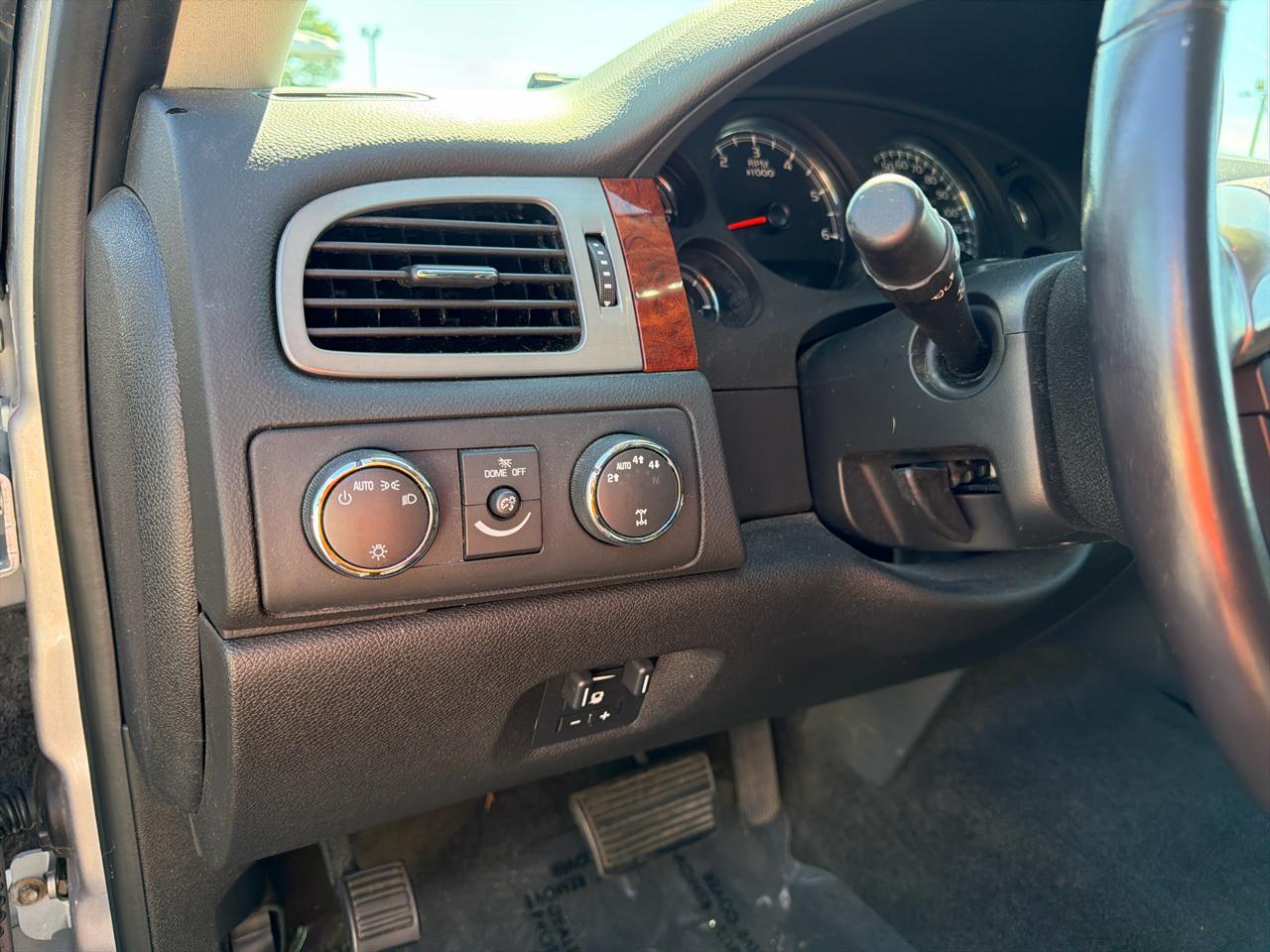 Chevrolet Avalanche 4WD Crew Cab LS 2011