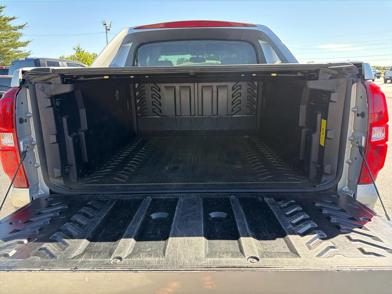 Chevrolet Avalanche 4WD Crew Cab LS 2011
