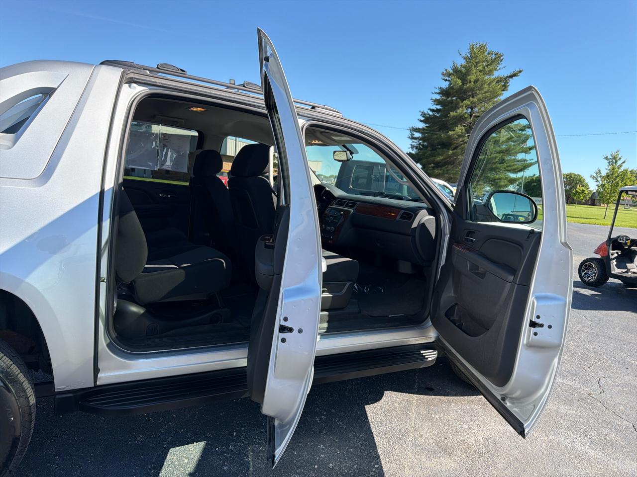 Chevrolet Avalanche 4WD Crew Cab LS 2011