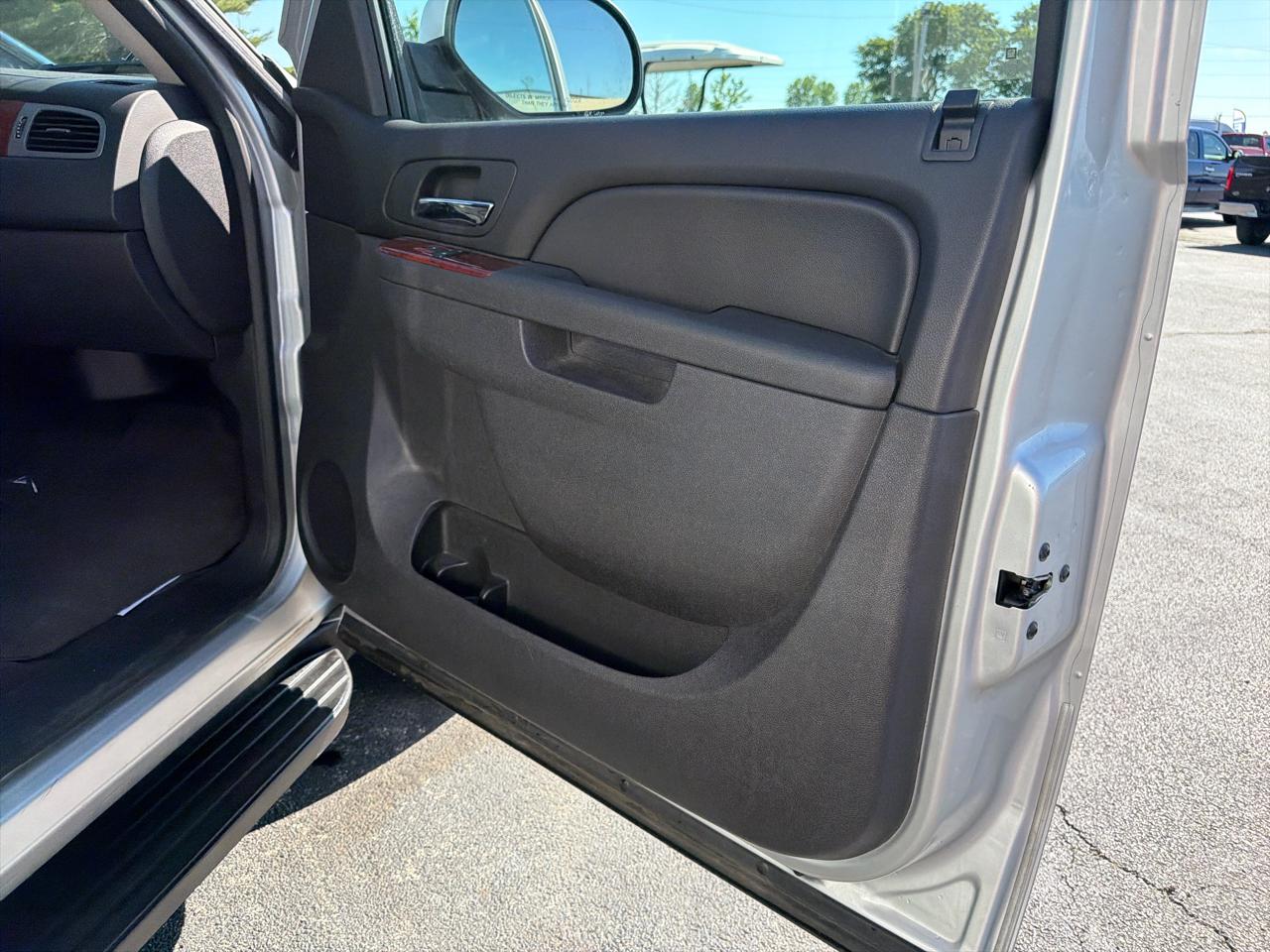 Chevrolet Avalanche 4WD Crew Cab LS 2011