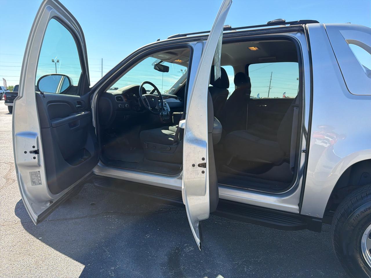 Chevrolet Avalanche 4WD Crew Cab LS 2011