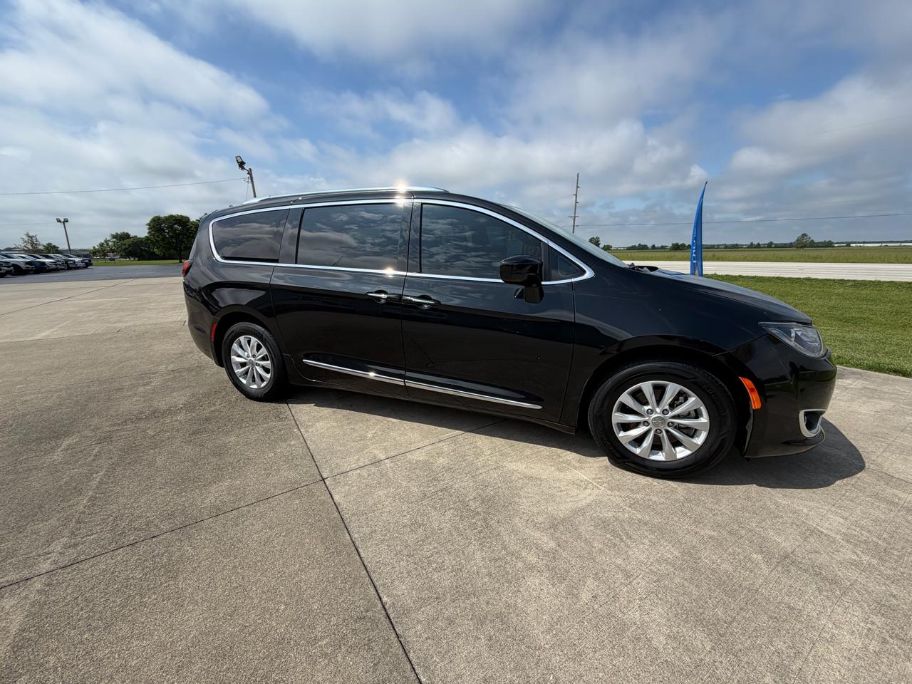 Chrysler Pacifica Touring L FWD 2019