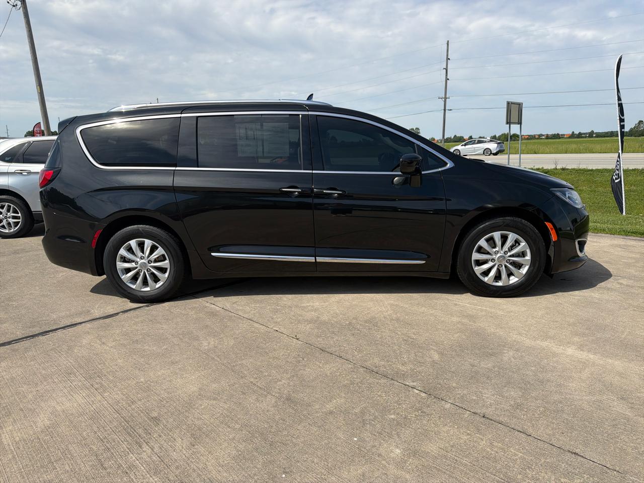 Chrysler Pacifica Touring L FWD 2019