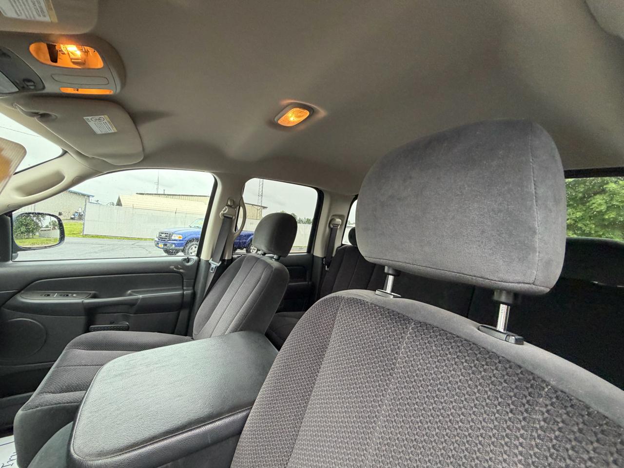Dodge Ram 1500 4dr Quad Cab 140.5" WB 4WD SLT 2005