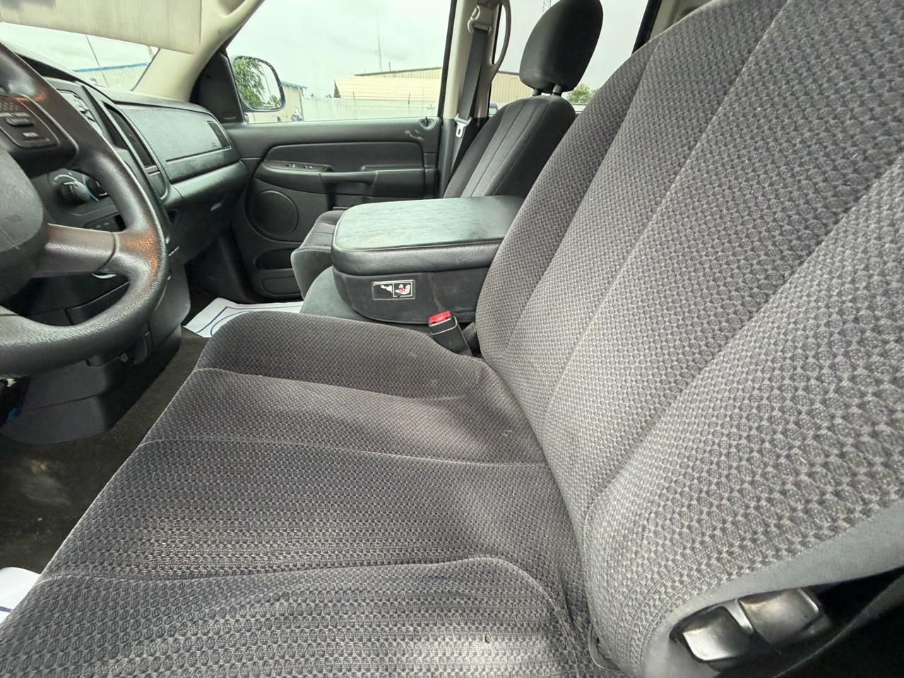 Dodge Ram 1500 4dr Quad Cab 140.5" WB 4WD SLT 2005