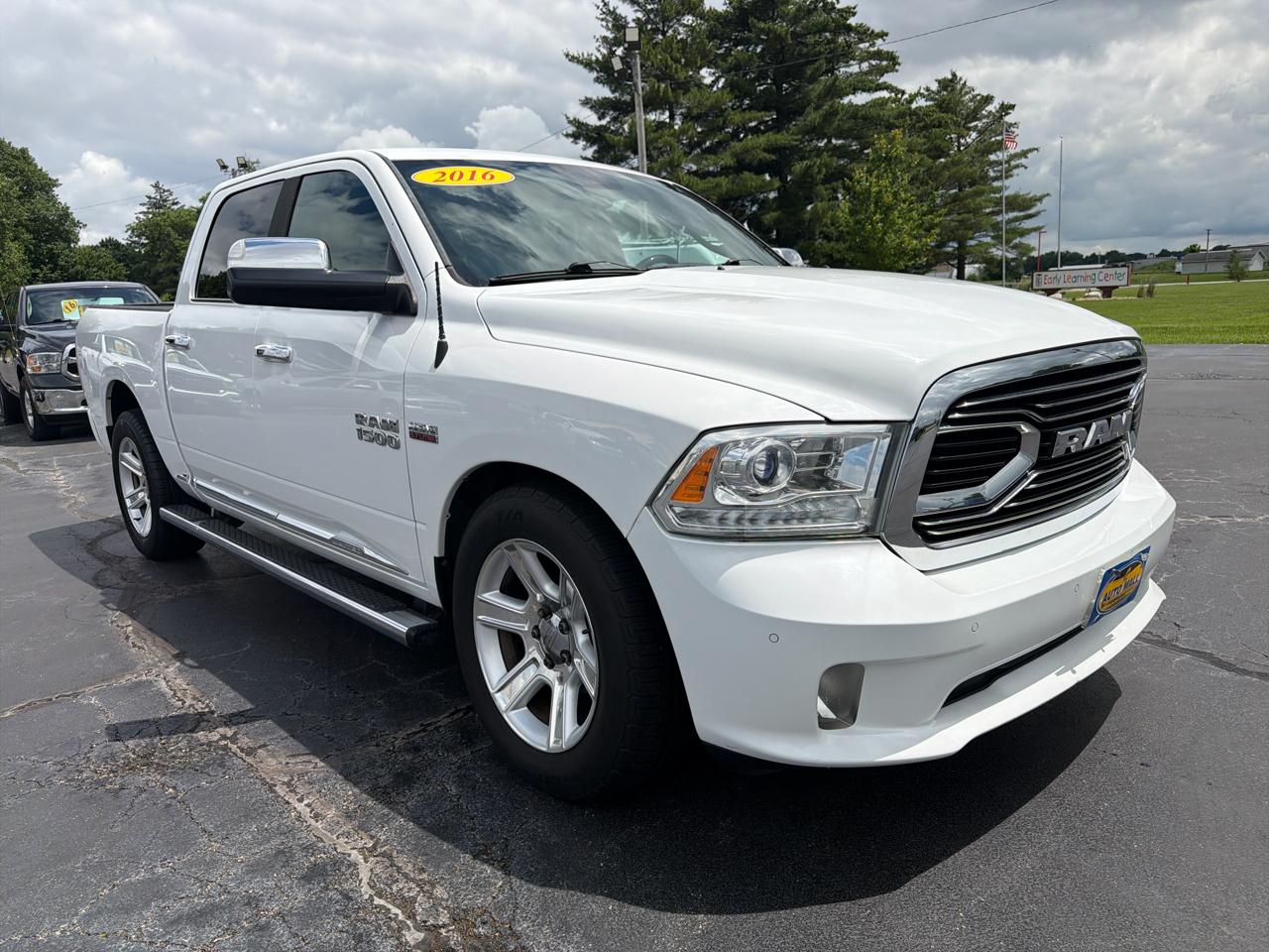 RAM 1500 4WD Crew Cab 140.5" Limited 2016