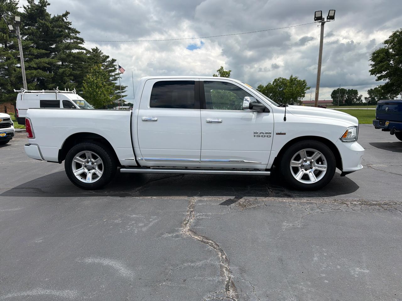 RAM 1500 4WD Crew Cab 140.5" Limited 2016