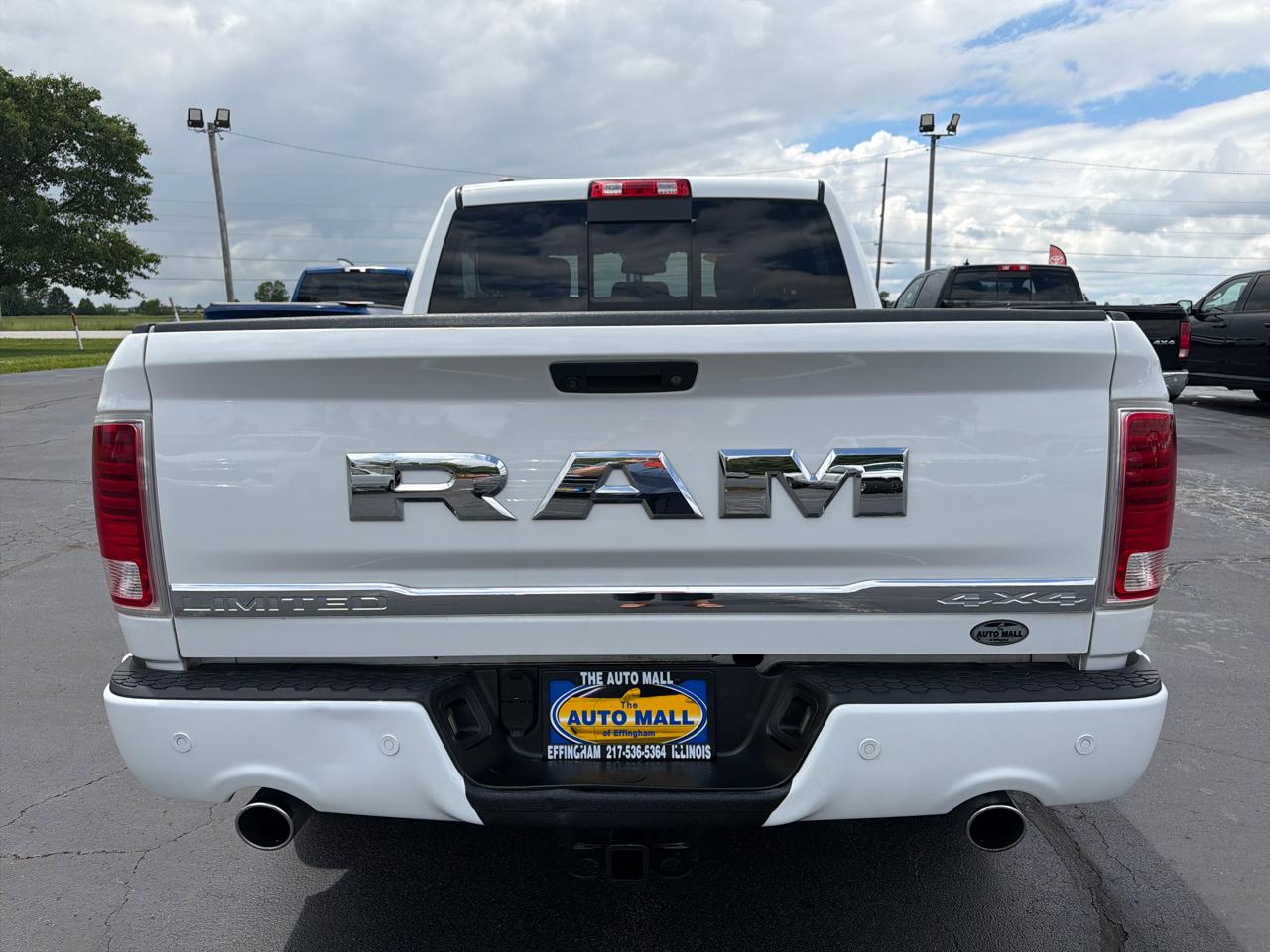 RAM 1500 4WD Crew Cab 140.5" Limited 2016