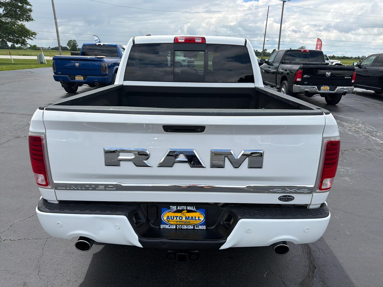 RAM 1500 4WD Crew Cab 140.5" Limited 2016