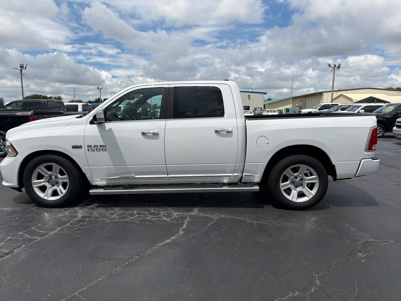 RAM 1500 4WD Crew Cab 140.5" Limited 2016