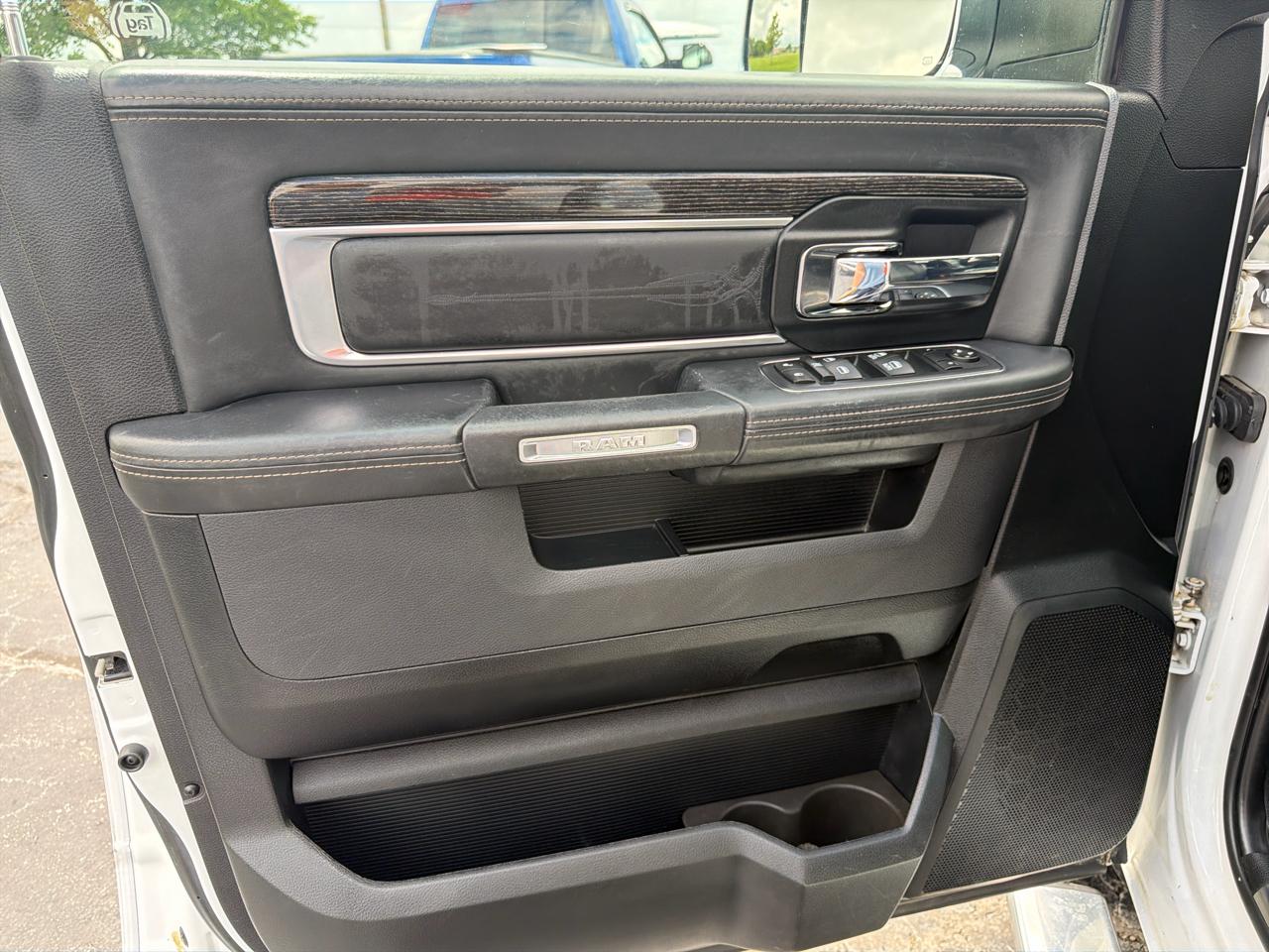 RAM 1500 4WD Crew Cab 140.5" Limited 2016