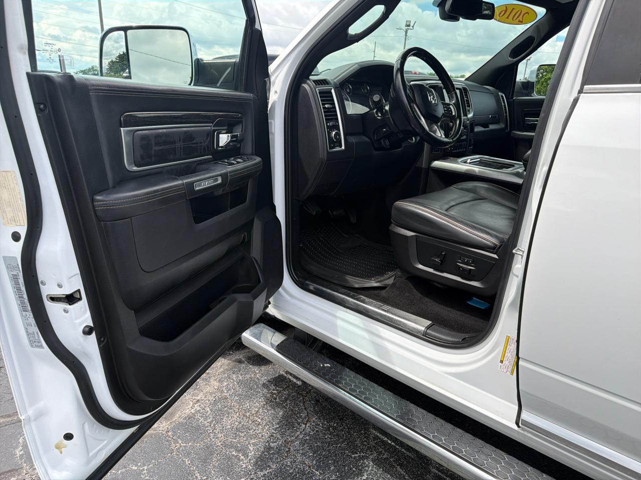 RAM 1500 4WD Crew Cab 140.5" Limited 2016