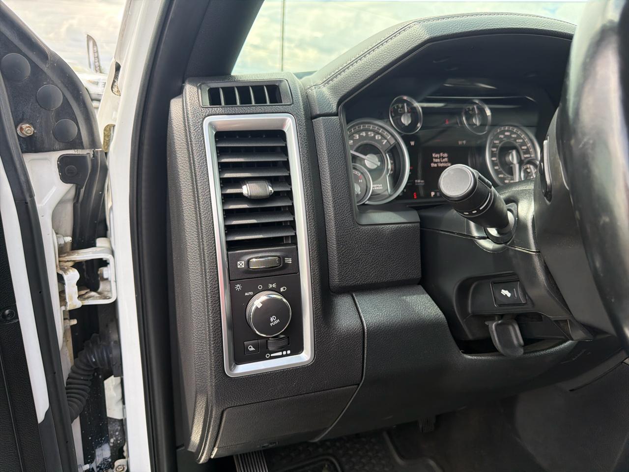 RAM 1500 4WD Crew Cab 140.5" Limited 2016